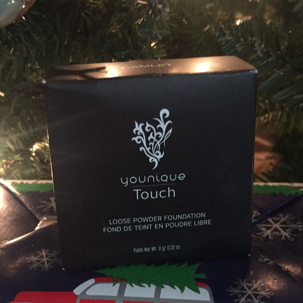 Younique Touch LOOSE POWDER FOUNDATION.